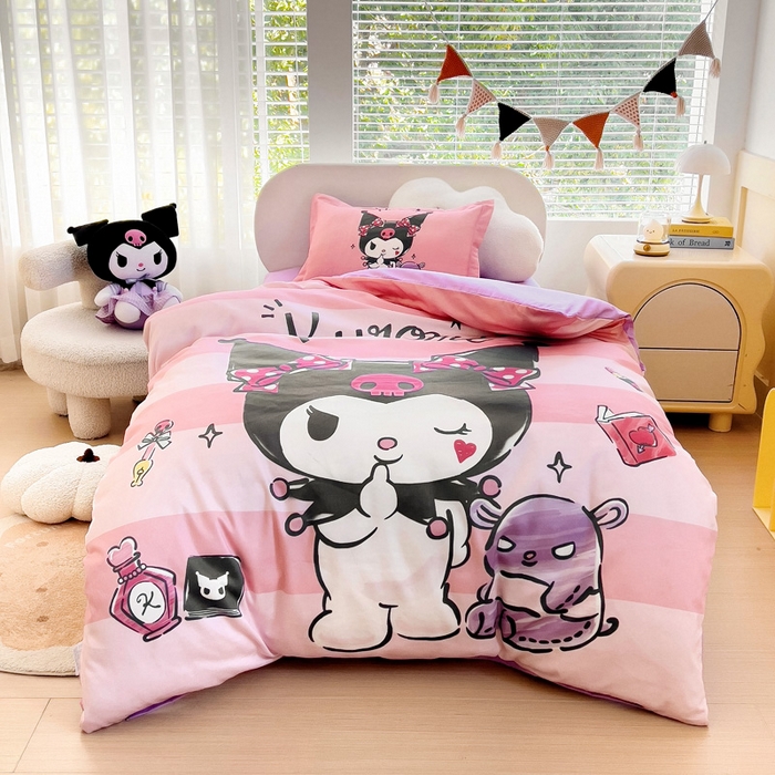 91家纺网 家纺一手货源 找家纺 乐秀家纺 2025新款全棉A类大版定位幼儿园被子三件套卡通三丽鸥被套被芯六件套   条纹库洛米