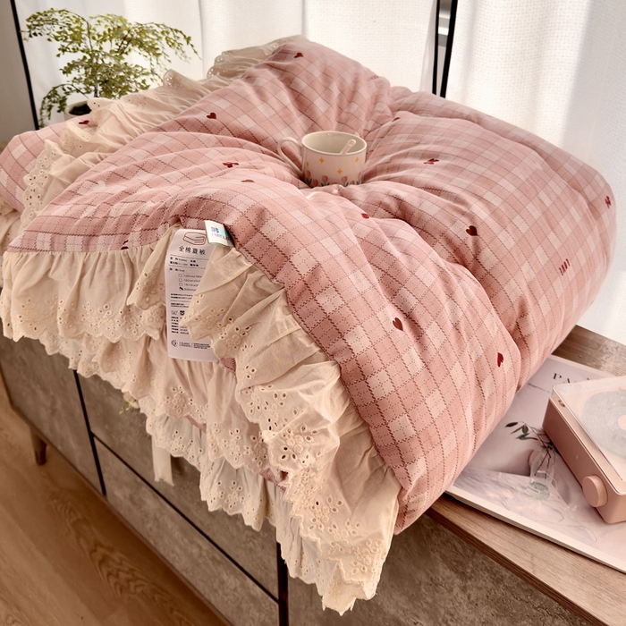 91家纺网 家纺一手货源 找家纺 尊妙被业 2025春夏新款全棉纯棉印花法式花边春秋被可机洗 可可甜心-粉