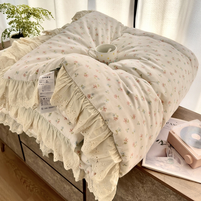 91家纺网 家纺一手货源 找家纺 尊妙被业 2025春夏新款全棉纯棉印花法式花边春秋被可机洗 花仙子-粉