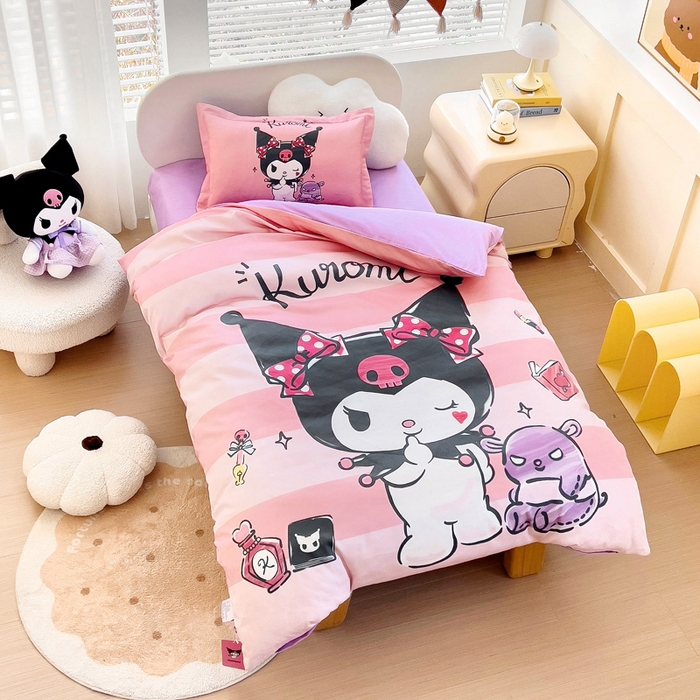 91家纺网 家纺一手货源 找家纺 乐秀家纺 2025新款全棉A类大版定位幼儿园被子三件套卡通三丽鸥被套被芯六件套   条纹库洛米