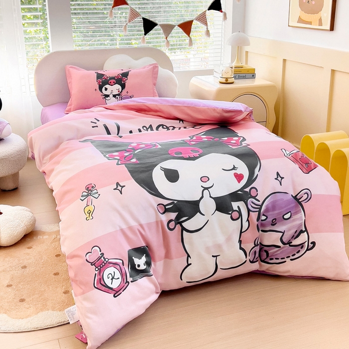 91家纺网 家纺一手货源 找家纺 乐秀家纺 2025新款全棉A类大版定位幼儿园被子三件套卡通三丽鸥被套被芯六件套   条纹库洛米