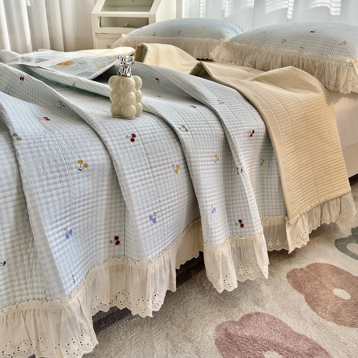 91家纺网 家纺一手货源 找家纺 2025春夏新款全棉纯棉印花法式花边床盖三件套 清甜蜜果-蓝花边床盖