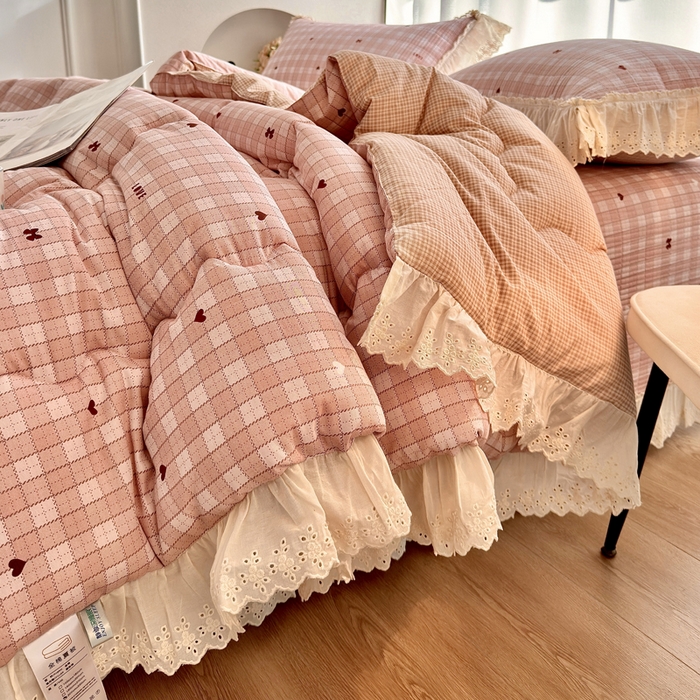 91家纺网 家纺一手货源 找家纺 尊妙被业 2025春夏新款全棉纯棉印花法式花边春秋被可机洗 可可甜心-粉