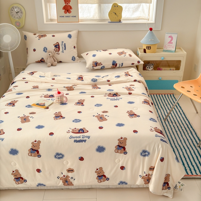 91家纺网 家纺一手货源 找家纺 木堇家居 25年春夏卡通小清新针织棉10%大豆夏被（长期款） 英伦草莓熊