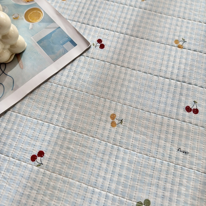 91家纺网 家纺一手货源 找家纺 2025春夏新款全棉纯棉印花法式花边床盖三件套 清甜蜜果-蓝花边床盖