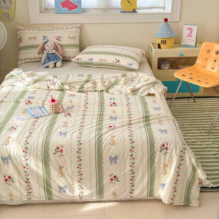 91家纺网 家纺一手货源 找家纺 木堇家居 25年春夏卡通小清新针织棉10%大豆夏被（长期款） 花藤草莓兔-夏