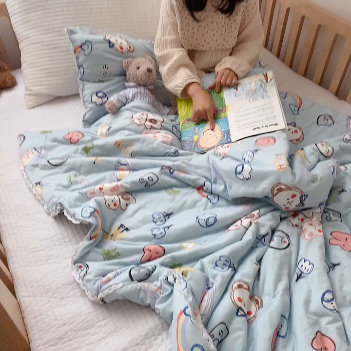 91家纺网 家纺一手货源 找家纺 心卓婴童馆 2025新款A类针织棉被芯—儿童图 彩虹熊蓝