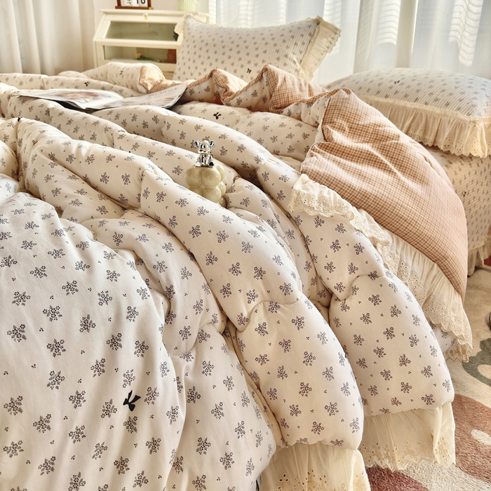 91家纺网 家纺一手货源 找家纺 尊妙被业 2025春夏新款全棉纯棉印花法式花边春秋被可机洗 幻蝶