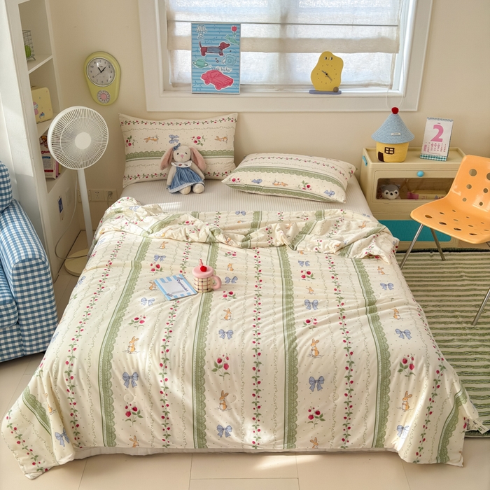 91家纺网 家纺一手货源 找家纺 木堇家居 25年春夏卡通小清新针织棉10%大豆夏被（长期款） 花藤草莓兔-夏