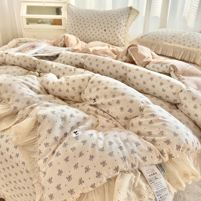 91家纺网 家纺一手货源 找家纺 尊妙被业 2025春夏新款全棉纯棉印花法式花边春秋被可机洗 幻蝶