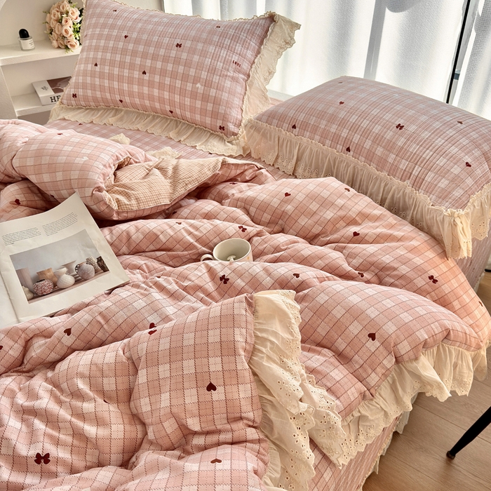 91家纺网 家纺一手货源 找家纺 尊妙被业 2025春夏新款全棉纯棉印花法式花边春秋被可机洗 可可甜心-粉