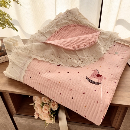 91家纺网 家纺一手货源 找家纺 2025春夏新款全棉纯棉印花法式花边床盖三件套 快乐木马-粉花边床盖