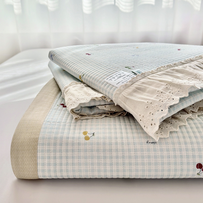 91家纺网 家纺一手货源 找家纺 2025春夏新款全棉纯棉印花法式花边床盖三件套 清甜蜜果-蓝花边床盖