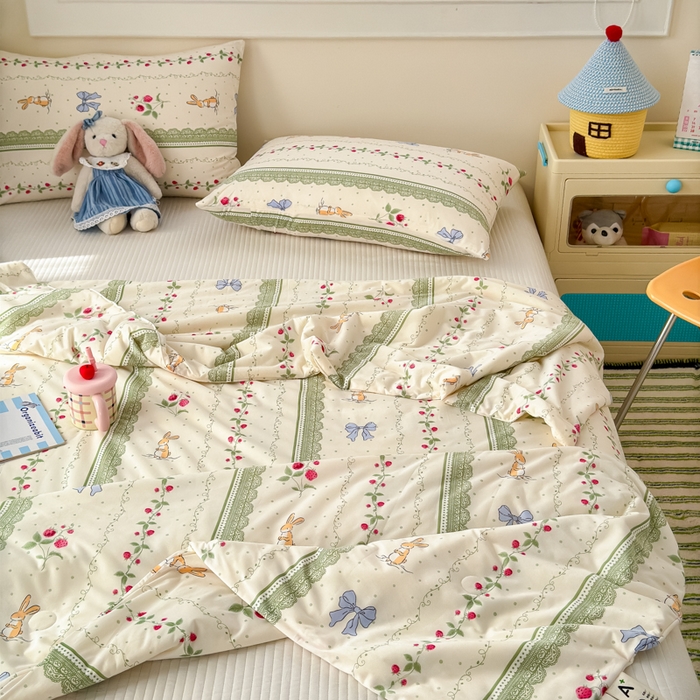 91家纺网 家纺一手货源 找家纺 木堇家居 25年春夏卡通小清新针织棉10%大豆夏被（长期款） 花藤草莓兔-夏