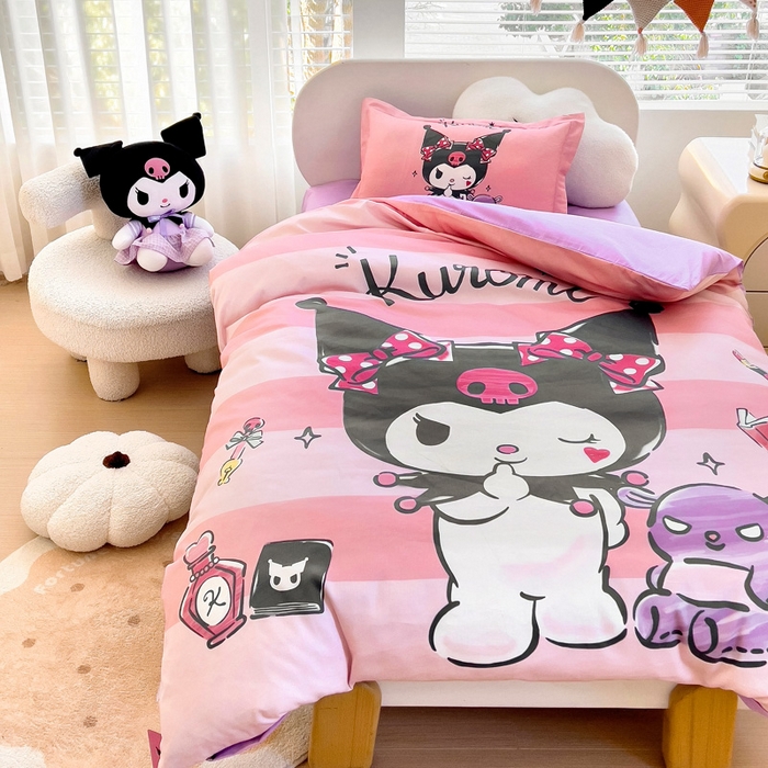 91家纺网 家纺一手货源 找家纺 乐秀家纺 2025新款全棉A类大版定位幼儿园被子三件套卡通三丽鸥被套被芯六件套   条纹库洛米