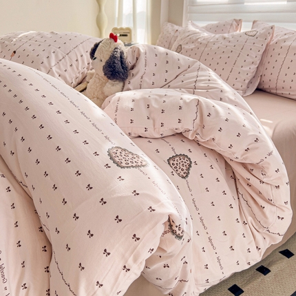 91家纺网 家纺一手货源 找家纺 源莱 2025新款加厚针织棉双层纱系列四件套直播爆款 倾心之恋