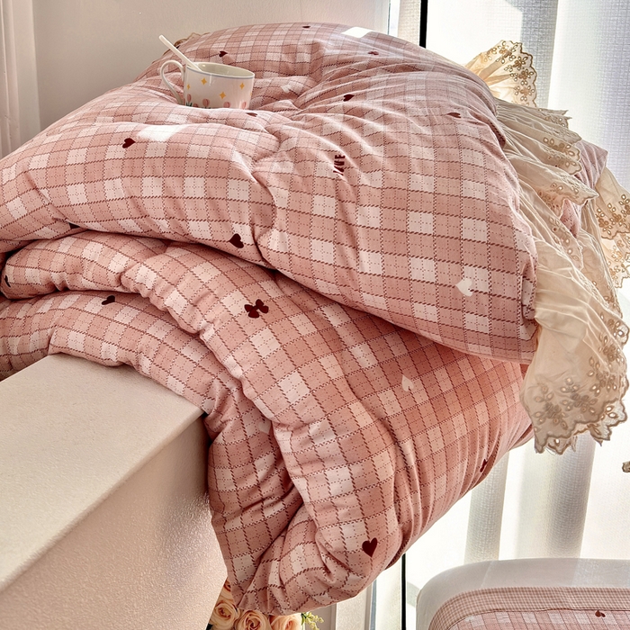 91家纺网 家纺一手货源 找家纺 尊妙被业 2025春夏新款全棉纯棉印花法式花边春秋被可机洗 可可甜心-粉