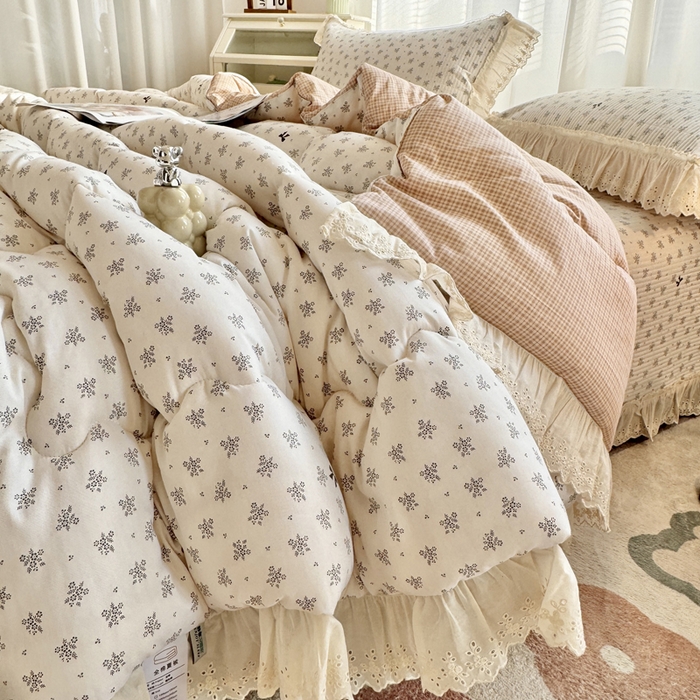 91家纺网 家纺一手货源 找家纺 尊妙被业 2025春夏新款全棉纯棉印花法式花边春秋被可机洗 幻蝶