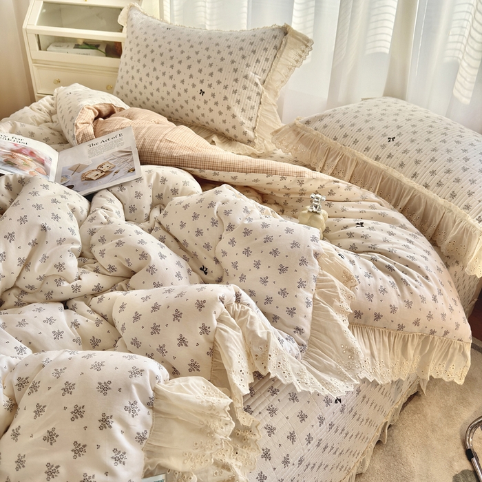 91家纺网 家纺一手货源 找家纺 尊妙被业 2025春夏新款全棉纯棉印花法式花边春秋被可机洗 幻蝶