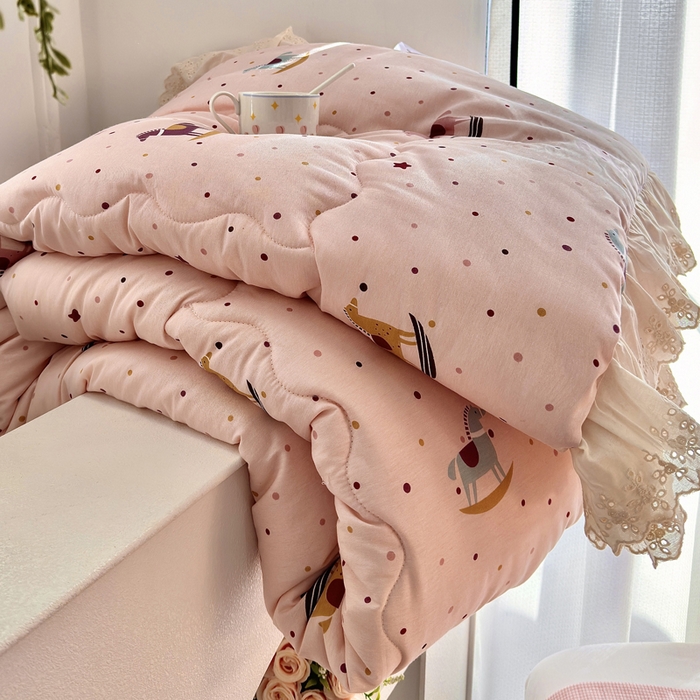 91家纺网 家纺一手货源 找家纺 尊妙被业 2025春夏新款全棉纯棉印花法式花边春秋被可机洗 快乐木马-粉