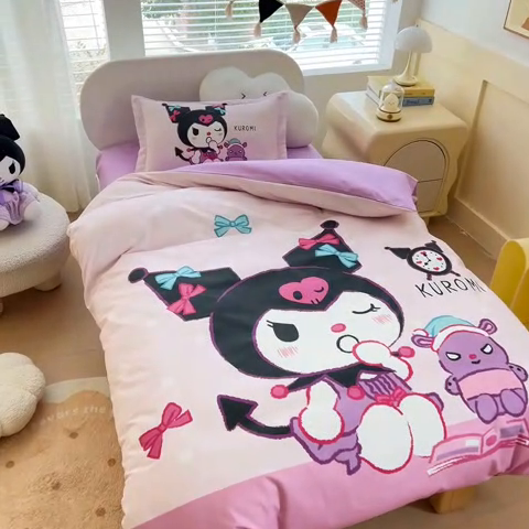 91家纺网 家纺一手货源 找家纺 乐秀家纺 2025新款全棉A类大版定位幼儿园被子三件套卡通三丽鸥被套被芯六件套   时光库洛米