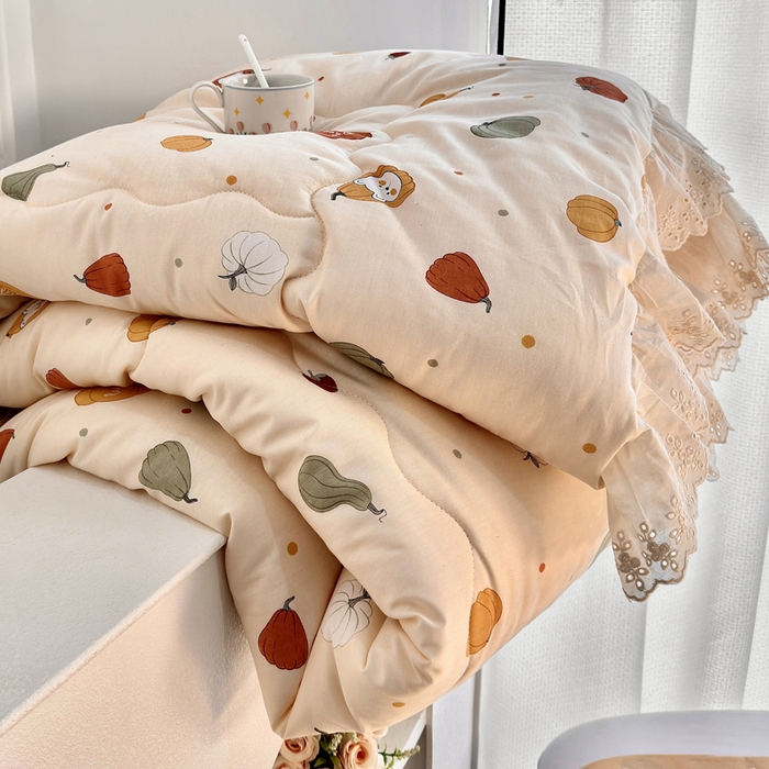 91家纺网 家纺一手货源 找家纺 尊妙被业 2025春夏新款全棉纯棉印花法式花边春秋被可机洗 南瓜节