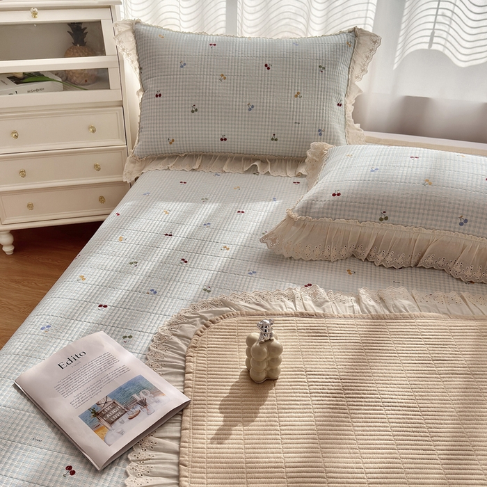 91家纺网 家纺一手货源 找家纺 2025春夏新款全棉纯棉印花法式花边床盖三件套 清甜蜜果-蓝花边床盖