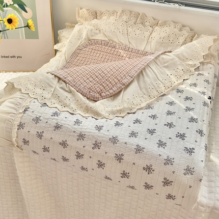 91家纺网 家纺一手货源 找家纺 2025春夏新款全棉纯棉印花法式花边床盖三件套 幻蝶花边床盖