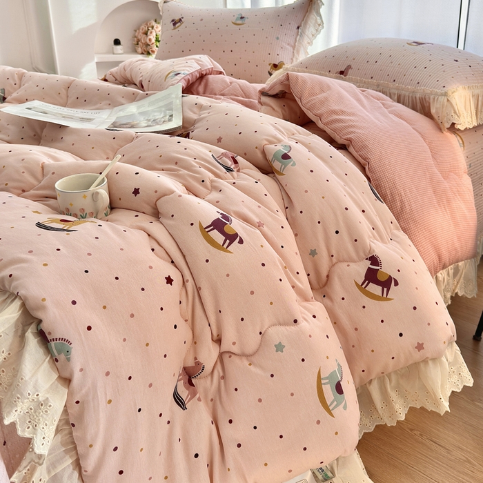 91家纺网 家纺一手货源 找家纺 尊妙被业 2025春夏新款全棉纯棉印花法式花边春秋被可机洗 快乐木马-粉