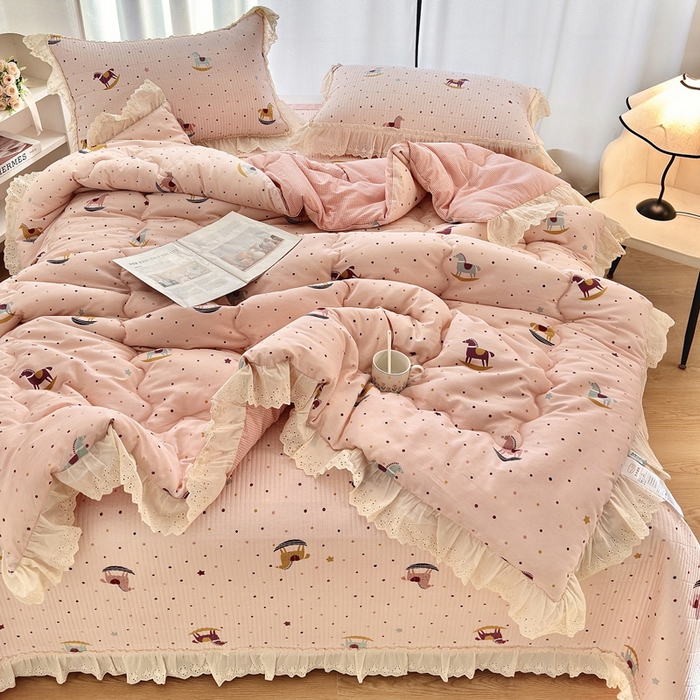 91家纺网 家纺一手货源 找家纺 尊妙被业 2025春夏新款全棉纯棉印花法式花边春秋被可机洗 快乐木马-粉