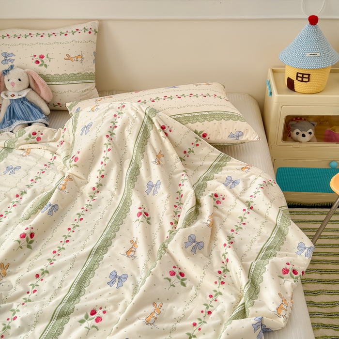 91家纺网 家纺一手货源 找家纺 木堇家居 25年春夏卡通小清新针织棉10%大豆夏被（长期款） 花藤草莓兔-夏