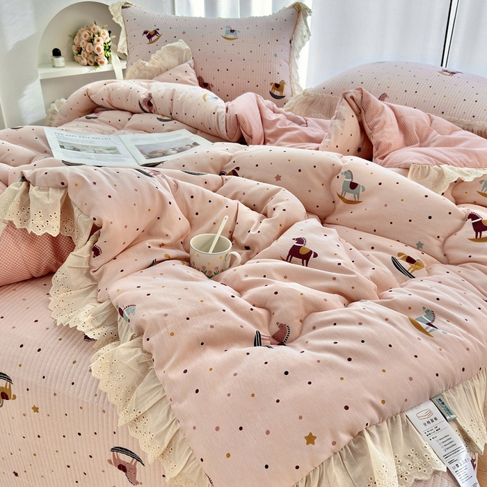 91家纺网 家纺一手货源 找家纺 尊妙被业 2025春夏新款全棉纯棉印花法式花边春秋被可机洗 快乐木马-粉