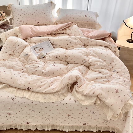 91家纺网 家纺一手货源 找家纺 （总）尊妙被业 2025春夏新款全棉纯棉印花法式花边春秋被可机洗