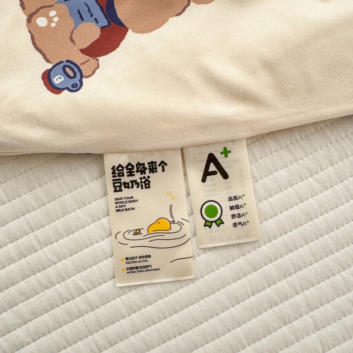 91家纺网 家纺一手货源 找家纺 木堇家居 25年春夏卡通小清新针织棉10%大豆夏被（长期款） 英伦草莓熊