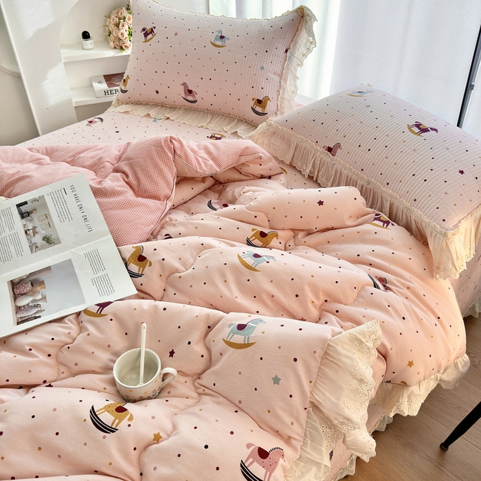 91家纺网 家纺一手货源 找家纺 尊妙被业 2025春夏新款全棉纯棉印花法式花边春秋被可机洗 快乐木马-粉