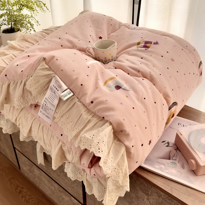91家纺网 家纺一手货源 找家纺 尊妙被业 2025春夏新款全棉纯棉印花法式花边春秋被可机洗 快乐木马-粉