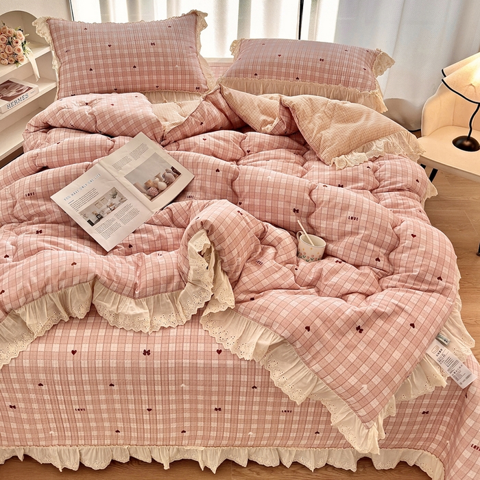 91家纺网 家纺一手货源 找家纺 尊妙被业 2025春夏新款全棉纯棉印花法式花边春秋被可机洗 可可甜心-粉