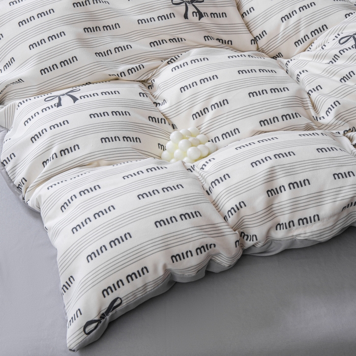 91家纺网 家纺一手货源 找家纺 斯卡诺家纺 2025新款针织天竺棉水洗棉四件套被套学生宿舍三件套床单款 字母蝴蝶结