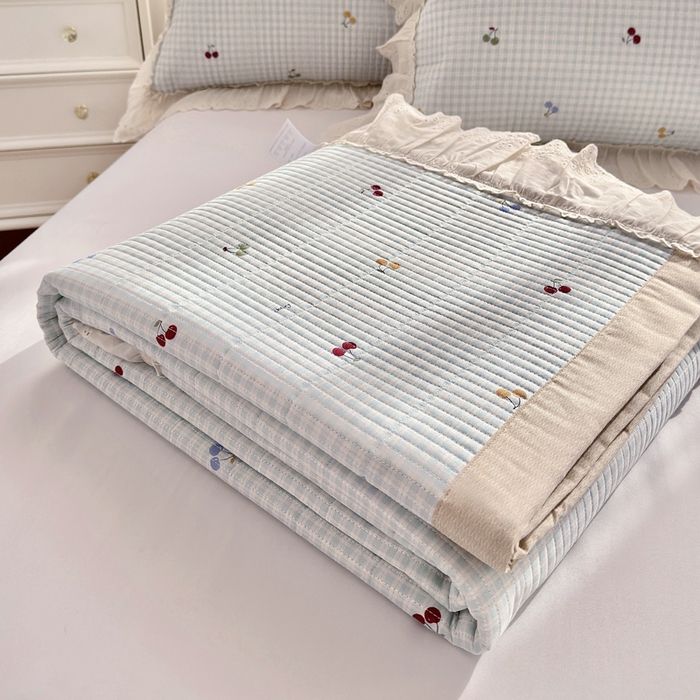 91家纺网 家纺一手货源 找家纺 2025春夏新款全棉纯棉印花法式花边床盖三件套 清甜蜜果-蓝花边床盖