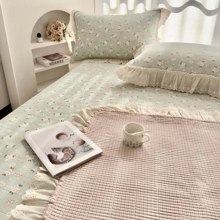 91家纺网 家纺一手货源 找家纺 2025春夏新款全棉纯棉印花法式花边床盖三件套 清歌-绿花边床盖