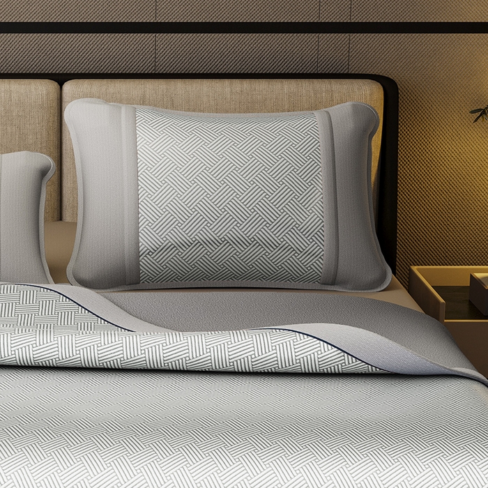 91家纺网 家纺一手货源 找家纺 阿牛席业 2025新款水洗冰晶系列-宽头绣复无纺布条席 饼干花-灰-反面无纺布款条席