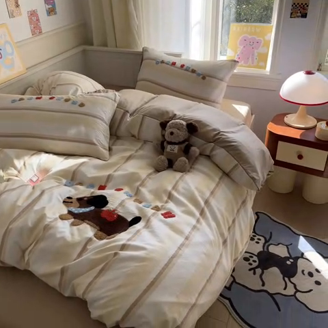 91家纺网 家纺一手货源 找家纺 葡萄家 2025专版高克重超萌卡通格子双拼毛巾绣软糯糯水洗棉四件套 腊肠狗狗