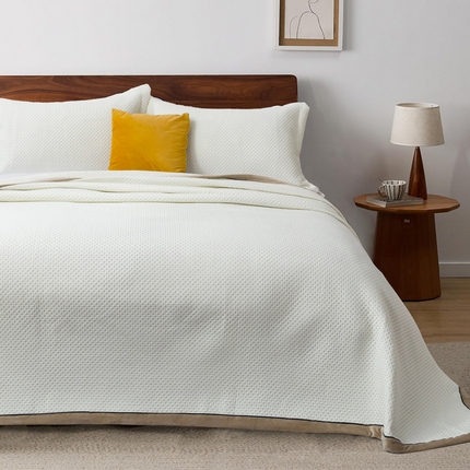 91家纺网 家纺一手货源 找家纺 恩和家纺 2025新款包边款星光压花床盖 奶白