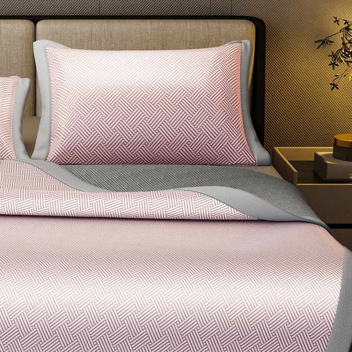 91家纺网 家纺一手货源 找家纺 阿牛席业 2025新款水洗冰晶系列-宽头绣复三明治条席 饼干花-粉-反面三明治款条席