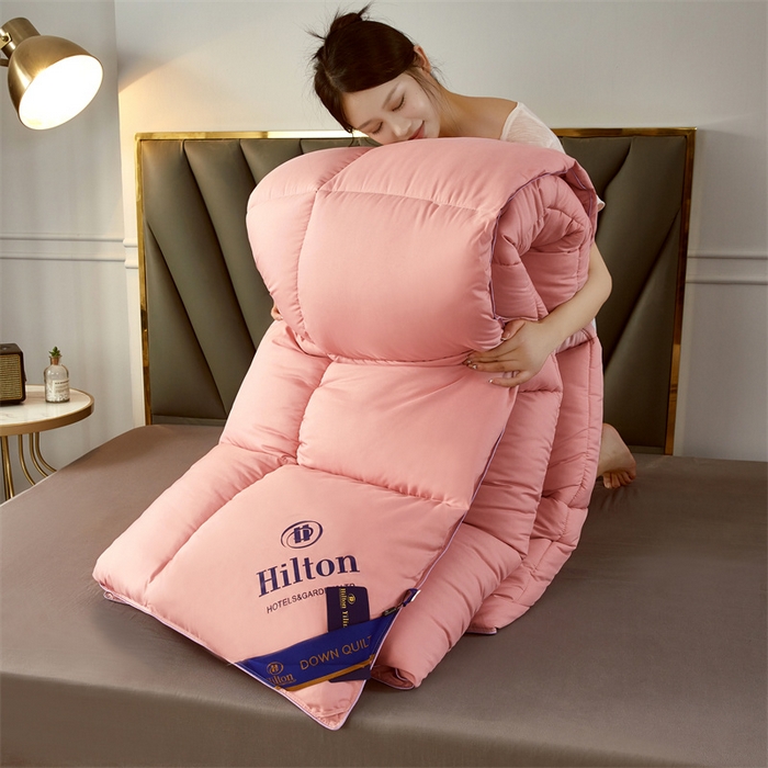 91家纺网 家纺一手货源 找家纺 招财星2店仓储 2025新款款全棉防羽布希尔顿被 豆沙色