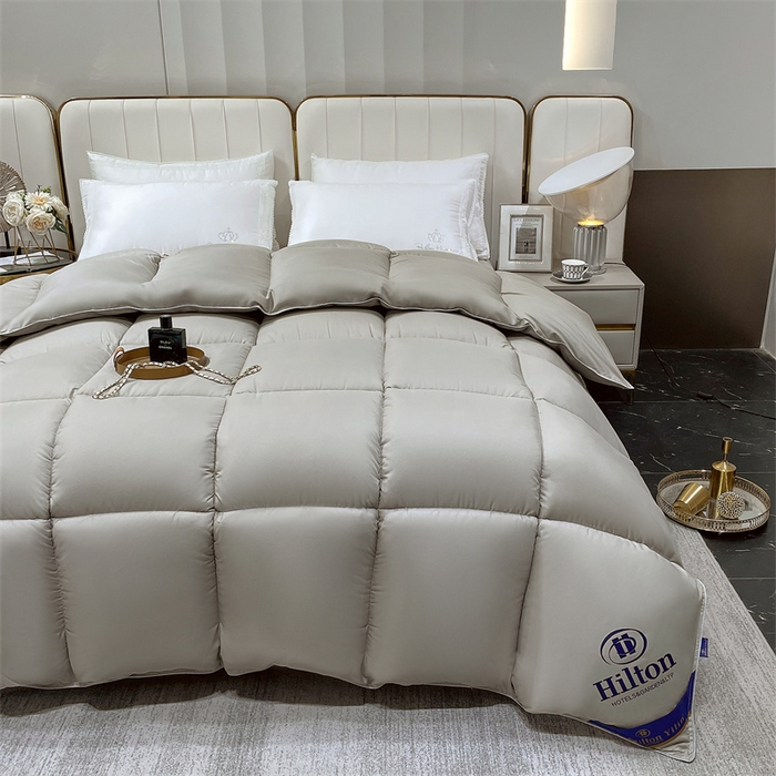 91家纺网 家纺一手货源 找家纺 招财星2店仓储 2025新款款全棉防羽布希尔顿被 灰色