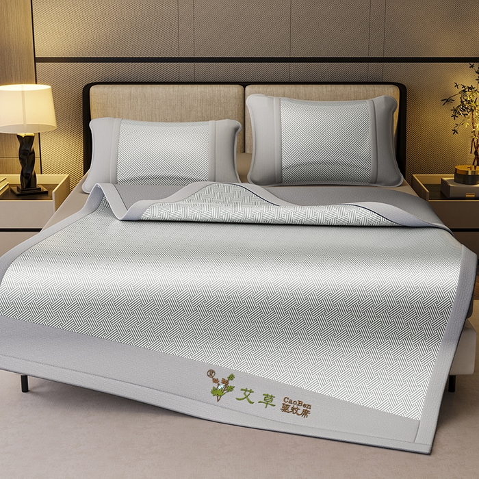 91家纺网 家纺一手货源 找家纺 阿牛席业 2025新款水洗冰晶系列-宽头绣复无纺布条席 饼干花-灰-反面无纺布款条席