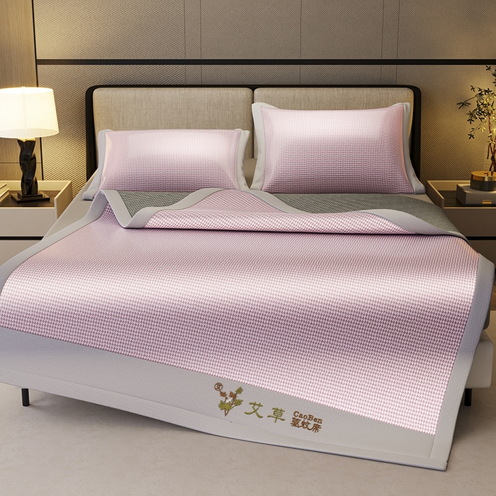 91家纺网 家纺一手货源 找家纺 阿牛席业 2025新款水洗冰晶系列-宽头绣复三明治条席 小牙格-粉-反面三明治款条席