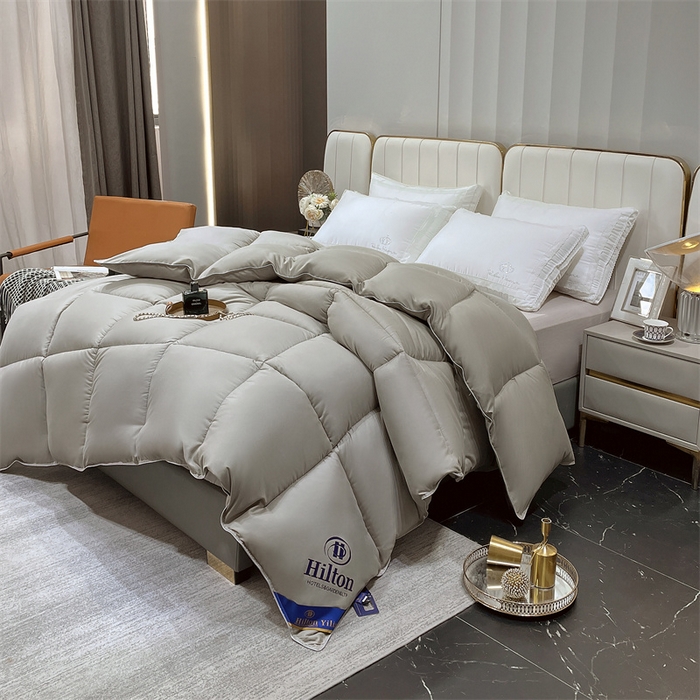 91家纺网 家纺一手货源 找家纺 招财星2店仓储 2025新款款全棉防羽布希尔顿被 灰色