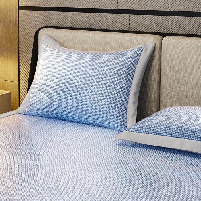 91家纺网 家纺一手货源 找家纺 阿牛席业 2025新款水洗冰晶系列-宽头绣复三明治条席 小牙格-蓝-反面三明治款条席